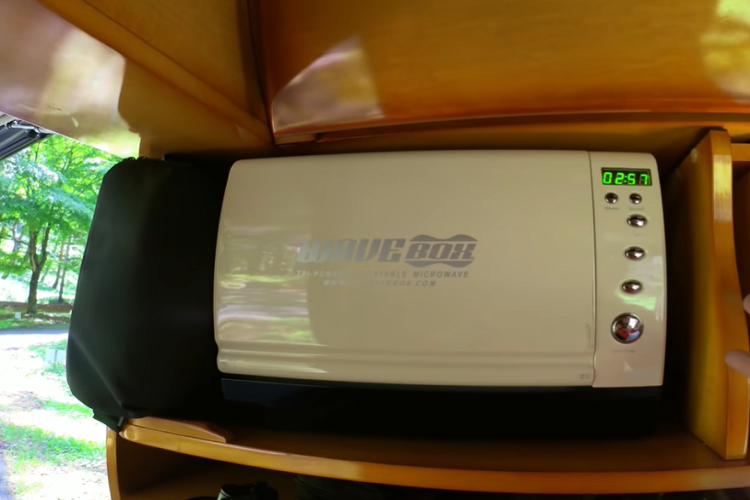 Với động cơ 660 cc, chiếc xe bé nhỏ chỉ công suất giới hạn 64 mã lực, và dù trông nó thật nhỏ bé, nó vẫn có đủ chỗ cho 4 người ở bên trong. 