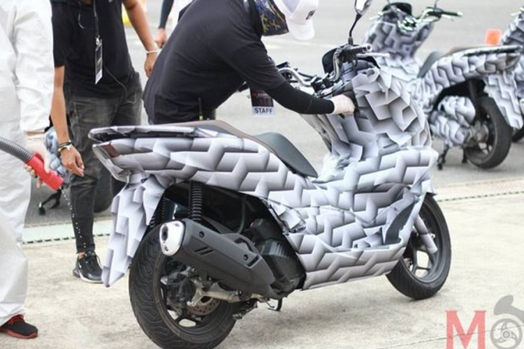 Tại sự kiện UnderWrap do Honda tổ chức tại Thái Lan, giới truyền thông đã chụp lại được hình ảnh mẫu xe ga Honda PCX mới được ngụy trang khá kỹ. Tuy nhiên nếu quan sát kỹ lưỡng thiết kế và các trang bị trên xe, có thể nhận định rằng đây chính là mẫu Honda PCX e-HEV vừa ra mắt cách đây không lâu.