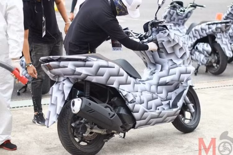 Tại sự kiện UnderWrap do Honda tổ chức tại Thái Lan, giới truyền thông đã chụp lại được hình ảnh mẫu xe ga Honda PCX mới được ngụy trang khá kỹ. Tuy nhiên nếu quan sát kỹ lưỡng thiết kế và các trang bị trên xe, có thể nhận định rằng đây chính là mẫu Honda PCX e-HEV vừa ra mắt cách đây không lâu.