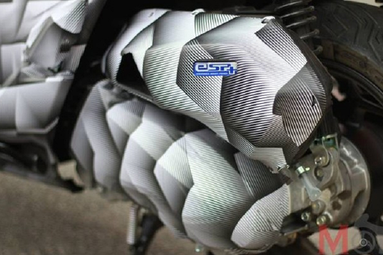 Được biết, Honda PCX e-HEV sẽ có ngoại hình lấy từ mẫu PCX ra mắt tại châu Âu. Cụm đèn pha của xe sẽ được thiết kế lại gọn gàng hơn, tích hợp dải đèn định vị ngang rất đẹp. Ở bản e-HEV, Honda PCX trang bị động cơ eSP+ chỉ 125 phân khối cho sức mạnh khoảng 12,3 mã lực tại 8.750 vòng tua/phút và mô-men xoắn đạt 11,76Nm tại 6.500 vòng tua/phút.