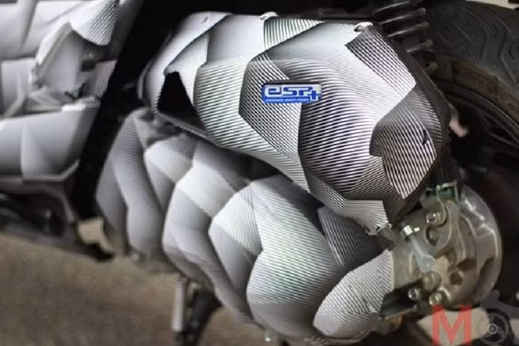 Được biết, Honda PCX e-HEV sẽ có ngoại hình lấy từ mẫu PCX ra mắt tại châu Âu. Cụm đèn pha của xe sẽ được thiết kế lại gọn gàng hơn, tích hợp dải đèn định vị ngang rất đẹp. Ở bản e-HEV, Honda PCX trang bị động cơ eSP+ chỉ 125 phân khối cho sức mạnh khoảng 12,3 mã lực tại 8.750 vòng tua/phút và mô-men xoắn đạt 11,76Nm tại 6.500 vòng tua/phút.