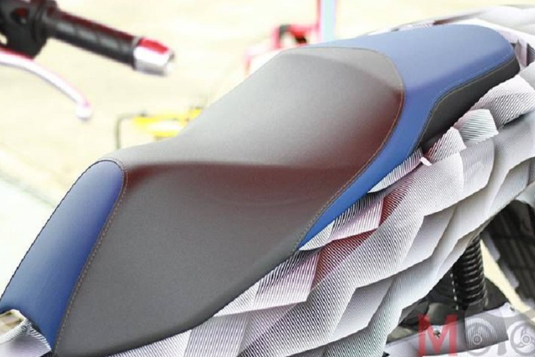 Về mặt trang bị, PCX e-HEV cũng sẽ sở hữu hệ thống HSTC, cổng sạc USB Type-C nhưng cốp xe của phiên bản Hybrid sẽ nhỏ hơn do sự có mặt của khối pin phục vụ cho bộ mô tơ điện.