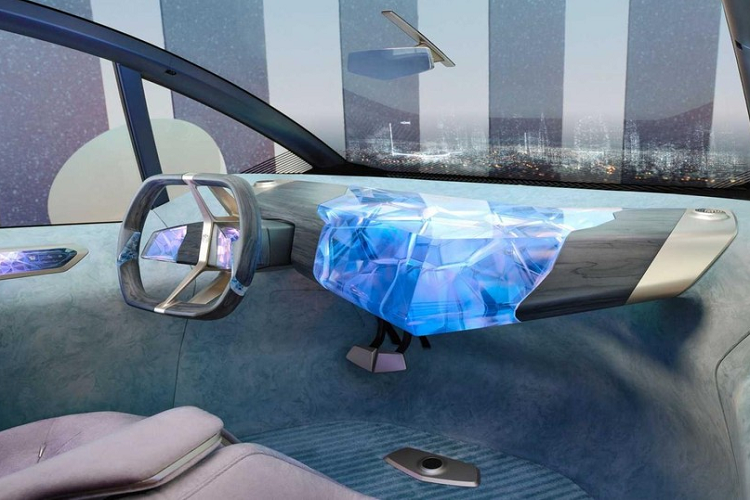 BMW nói rằng bằng cách tạo ra một loại pin sử dụng vật liệu từ "vòng lặp tái chế”, bộ pin đó sẽ có thể đạt được mật độ năng lượng cao hơn nhiều mà không làm cạn kiệt các nguồn tài nguyên quý giá.