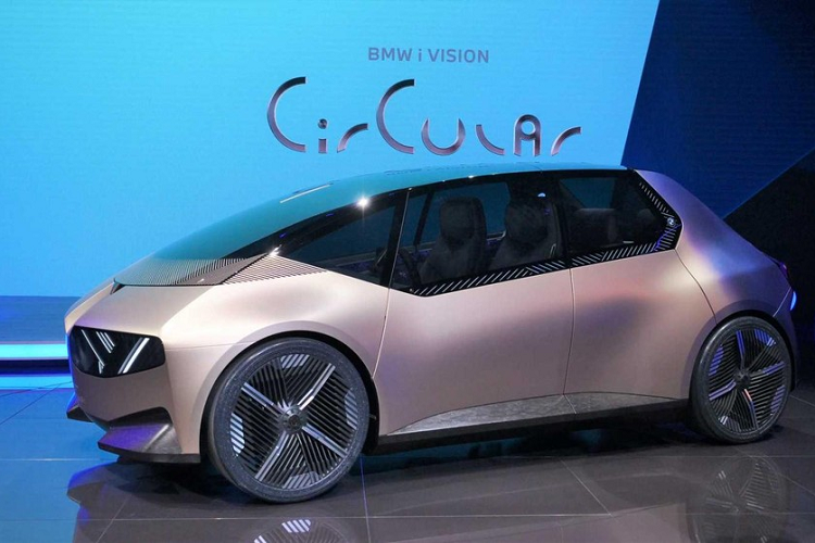 BMW i Vision Circular chạy điện sở hữu thiết kế nhỏ gọn được hình dung cho tương lai năm 2040. Nó tập trung vào tính bền vững và sang trọng, với thiết kế sử dụng 100% vật liệu có thể tái chế - thậm chí bao gồm cả bộ pin.
