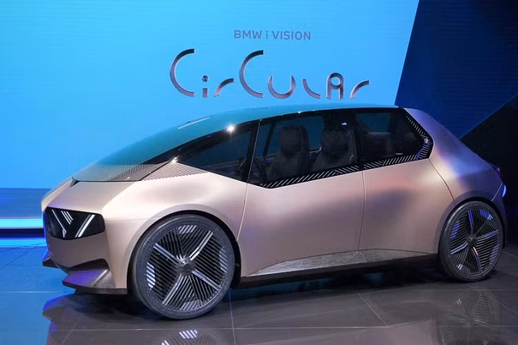 BMW i Vision Circular chạy điện sở hữu thiết kế nhỏ gọn được hình dung cho tương lai năm 2040. Nó tập trung vào tính bền vững và sang trọng, với thiết kế sử dụng 100% vật liệu có thể tái chế - thậm chí bao gồm cả bộ pin.