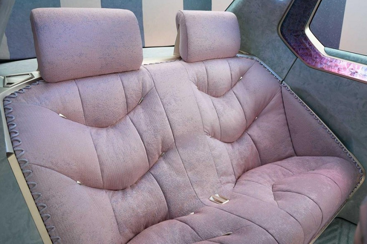 Về mặt thiết kế, mẫu concept i Vision Circular có cách tiếp cận độc đáo với ngôn ngữ thiết kế hiện tại của BMW. Các lưới tản nhiệt hình quả thận đặc trưng của thương hiệu vẫn được giữ nguyên, với đèn pha được đặt vào trong mỗi góc của lưới tản nhiệt, và những vị trí khác thì lại có các điểm nhấn đèn LED đẹp mắt.