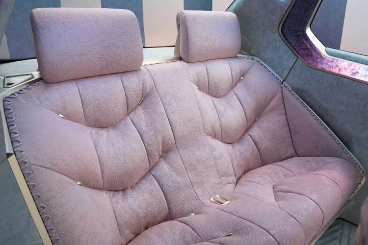 Về mặt thiết kế, mẫu concept i Vision Circular có cách tiếp cận độc đáo với ngôn ngữ thiết kế hiện tại của BMW. Các lưới tản nhiệt hình quả thận đặc trưng của thương hiệu vẫn được giữ nguyên, với đèn pha được đặt vào trong mỗi góc của lưới tản nhiệt, và những vị trí khác thì lại có các điểm nhấn đèn LED đẹp mắt.