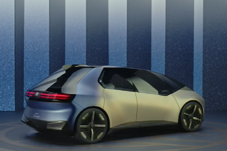 Mặt khác, kính chắn gió và phần nóc là một mảnh kính duy nhất kéo dài theo chiều dài của xe. Bộ la-zăng có thiết kế phù hợp với đèn pha và lưới tản nhiệt với các chấu mỏng, còn đuôi xe cũng có phong cách tương tự với một thanh đèn LED đơn lẻ.