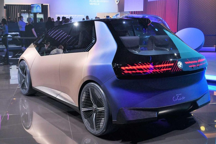 Không bất ngờ, mẫu BMW i Vision Circular tương lai này sẽ không được đưa vào sản xuất - có thể phải chờ đến năm 2040 thì chúng ta mới được thấy cỗ máy tương tự nào đó. Nhưng BMW cho biết rằng họ sẽ tăng cường sử dụng một số kỹ thuật tái chế độc đáo như thấy ở đây trên các mẫu xe tương lai của mình.