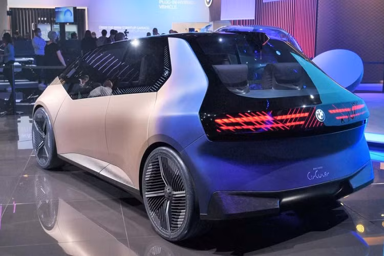 Không bất ngờ, mẫu BMW i Vision Circular tương lai này sẽ không được đưa vào sản xuất - có thể phải chờ đến năm 2040 thì chúng ta mới được thấy cỗ máy tương tự nào đó. Nhưng BMW cho biết rằng họ sẽ tăng cường sử dụng một số kỹ thuật tái chế độc đáo như thấy ở đây trên các mẫu xe tương lai của mình.