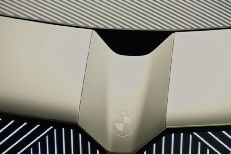 Ở bên trong, nội thất sử dụng hỗn hợp các chất liệu độc đáo, và áp dụng những gì BMW gọi là "kỹ thuật kết hợp mới". Ví dụ, mặt táp lô in 3D giúp giảm việc sử dụng keo và tạo ra thiết kế một mảnh độc đáo với chất liệu tích hợp pha lê. Thay vì một màn hình cảm ứng truyền thống ở trung tâm của mặt táp lô, các thông tin sẽ được hiển thị bằng HUD ở phần dưới của kính chắn gió.