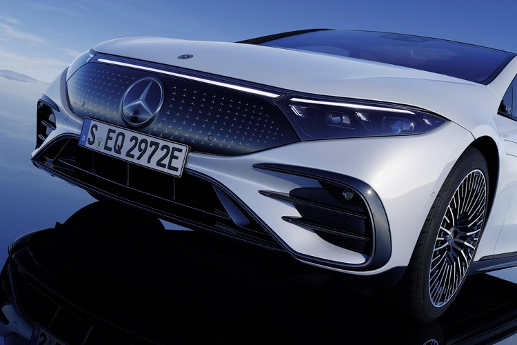 Ngoại thất của Mercedes-Benz EQS hướng tới phong cách futuristic với phần đầu xe được trang bị lưới tản nhiệt giả với tên gọi Black Pannel màu đen và có thể trang trí bằng những họa tiết ngôi sao 3 cánh không gian 3 chiều. Nằm ở 2 bên là cụm đèn pha Digital Light nối với nhau bằng dải đèn ở giữa, phần tay nắm cửa có thể thụt ra khi mở và đóng vào khi xe di chuyển, trang bị la-zăng là mâm hợp kim 19 inch và ngoài ra, kính cửa sổ của xe cũng được cách âm.