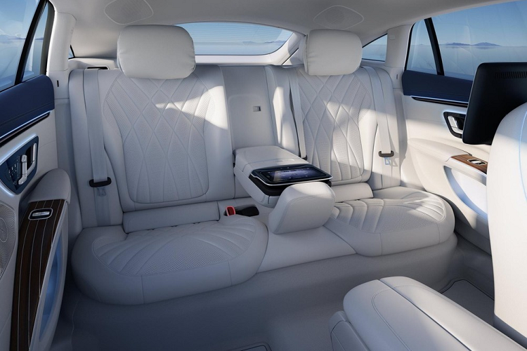 Đó chính là sự xuất hiện của màn hình Hyperscreen trải dài khắp phần táp-lô với chiều rộng lên tới 141 cm, gồm bảng đồng hồ kỹ thuật số 12,3 inch, màn hình cảm ứng trung tâm OLED 17,7 inch có tích hợp hệ thống giải trí MBUX đời mới (CPU 8 lõi và 24 GB RAM) cùng màn hình OLED 12,3 inch phía bên ghế phụ.