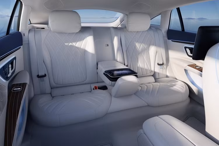 Đó chính là sự xuất hiện của màn hình Hyperscreen trải dài khắp phần táp-lô với chiều rộng lên tới 141 cm, gồm bảng đồng hồ kỹ thuật số 12,3 inch, màn hình cảm ứng trung tâm OLED 17,7 inch có tích hợp hệ thống giải trí MBUX đời mới (CPU 8 lõi và 24 GB RAM) cùng màn hình OLED 12,3 inch phía bên ghế phụ.