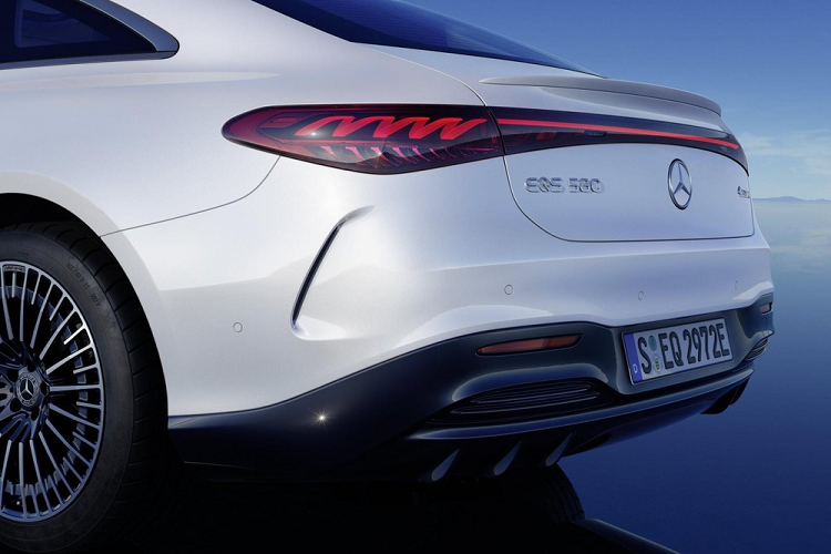 Khu vực đuôi sau tuy vẫn sử dụng những đường nét thiết kế quen thuộc của Mercedes-Benz nhưng cụm đèn hậu LED lại tạo điểm nhấn hoàn toàn khác biệt. Tất cả là nhờ giao diện bên trong dạng thanh xoắn, khiến người nhìn liên tưởng đến hình ảnh của dòng điện và đồng thời cũng được nối liền với nhau bằng một dải đèn ở giữa, tượng tự như cụm đèn trước.