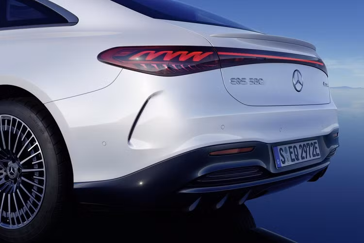 Khu vực đuôi sau tuy vẫn sử dụng những đường nét thiết kế quen thuộc của Mercedes-Benz nhưng cụm đèn hậu LED lại tạo điểm nhấn hoàn toàn khác biệt. Tất cả là nhờ giao diện bên trong dạng thanh xoắn, khiến người nhìn liên tưởng đến hình ảnh của dòng điện và đồng thời cũng được nối liền với nhau bằng một dải đèn ở giữa, tượng tự như cụm đèn trước.