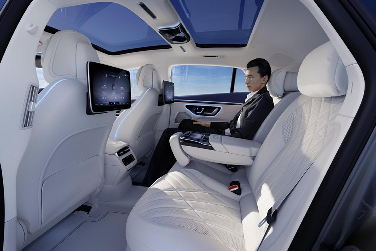 Nếu như ngoại thất của Mercedes-Benz EQS còn dễ dàng nhận thấy một số điểm chung về đường nét thiết kế giống với các sản phẩm chạy xăng hiện có thì nội thất của mẫu xe này lại đem tới một không gian hoàn toàn mới lạ, đậm chất công nghệ cao.
