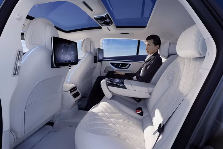 Nếu như ngoại thất của Mercedes-Benz EQS còn dễ dàng nhận thấy một số điểm chung về đường nét thiết kế giống với các sản phẩm chạy xăng hiện có thì nội thất của mẫu xe này lại đem tới một không gian hoàn toàn mới lạ, đậm chất công nghệ cao.