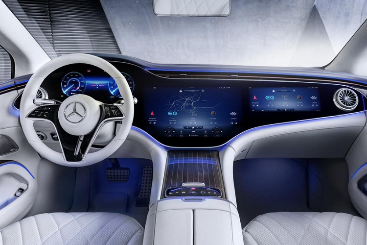 Mẫu sedan hạng sang chạy điện này sẽ có 3 gói phụ kiện ngoại thất gồm: tiêu chuẩn; AMG Line với cản trước/sau riêng và mâm hợp kim AMG 5 chấu kép kích thước 19 inch hoặc 20 inch; Electric Art gồm các chi tiết ngoại thất bằng kim loại màu xám và vành hợp kim 20 inch 5 chấu màu đen. Ngoài ra, Mercedes-Benz EQS còn có phiên bản đặc biệt Edition 1 với lớp sơn ngoại thất phối 2 tông màu bạc và đen chỉ được bán trong năm đầu tiên.