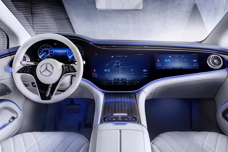 Mẫu sedan hạng sang chạy điện này sẽ có 3 gói phụ kiện ngoại thất gồm: tiêu chuẩn; AMG Line với cản trước/sau riêng và mâm hợp kim AMG 5 chấu kép kích thước 19 inch hoặc 20 inch; Electric Art gồm các chi tiết ngoại thất bằng kim loại màu xám và vành hợp kim 20 inch 5 chấu màu đen. Ngoài ra, Mercedes-Benz EQS còn có phiên bản đặc biệt Edition 1 với lớp sơn ngoại thất phối 2 tông màu bạc và đen chỉ được bán trong năm đầu tiên.