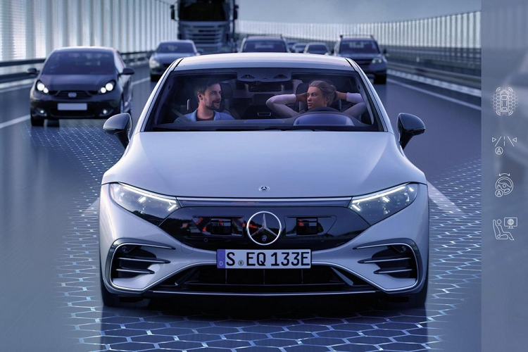 Mercedes-Benz EQS có 2 phiên bản là EQS 450+ và EQS 580 4Matic. Theo như thông tin trên website của Mercedes-Benz Việt Nam, xe sẽ có công suất tổng cộng lên tới 385 kW, tương đương với khoảng 516 mã lực cùng phạm vi hoạt động lên tới 770 km khi sử dụng tùy chọn pin 108 kWh cao cấp nhất, thời gian sạc tại trạm sạc nhanh sẽ là 30 phút.