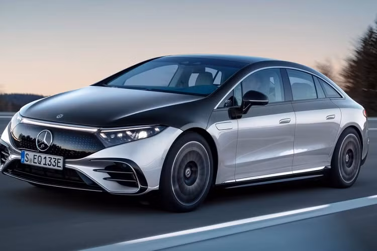 Mercedes-Benz EQS chạy điện hiện đang là cái tên gây “sóng gió” trên truyền thông quốc tế bởi mẫu sedan hạng sang chạy điện này cũng chỉ vừa được vén màn vào ngày 16/4/2021 vừa qua. Được ví von như S-Class của phân khúc ô tô điện, Mercedes-Benz EQS được phát triển dựa trên cơ sở gầm bệ dành riêng cho dòng sản phẩm ô tô điện mới của hãng xe Đức với kích thước tổng thể là 5.265 x 1.926 x 1.512 mm (D x R x C).