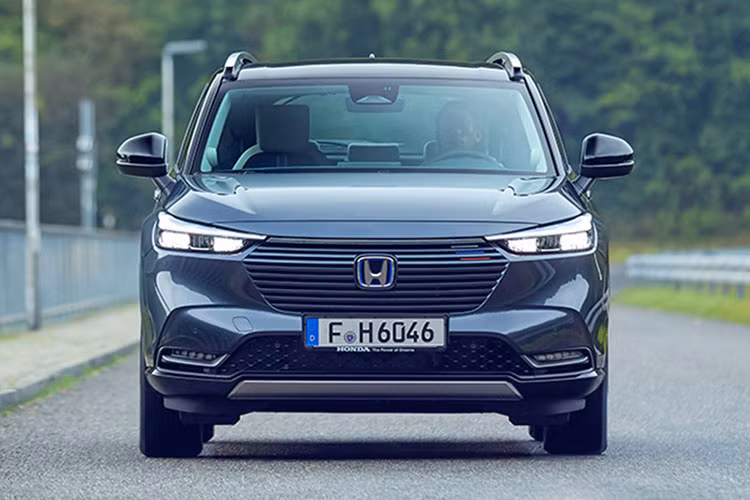 Ngoại thất của Honda HR-V thế hệ mới được thiết kế theo phong cách hiện đại, ít sự cầu kỳ. Xe được trang bị đèn pha LED, đèn hậu LED trải dài hiện đại hơn. Tùy thuộc vào phiên bản mà xe sẽ có những cấp độ trang trí khác nhau.