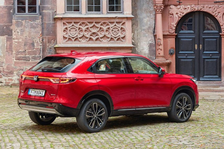 Bước sang thế hệ mới, HR-V 2022 sở hữu kích thước DxRxC lần lượt 4.340 x 1.790 x 1.582mm, đi cùng với chiều dài cơ sở 2.610 mm. So với thế hệ cũ, Honda HR-V thế hệ mới dài hơn 46 mm, rộng hơn 18 mm, thấp hơn 23 mm, trong khi chiều dài cơ sở không thay đổi.