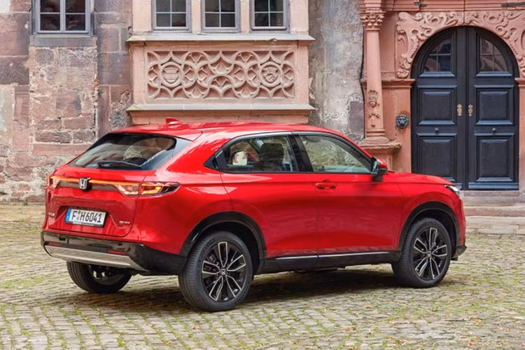 Bước sang thế hệ mới, HR-V 2022 sở hữu kích thước DxRxC lần lượt 4.340 x 1.790 x 1.582mm, đi cùng với chiều dài cơ sở 2.610 mm. So với thế hệ cũ, Honda HR-V thế hệ mới dài hơn 46 mm, rộng hơn 18 mm, thấp hơn 23 mm, trong khi chiều dài cơ sở không thay đổi.