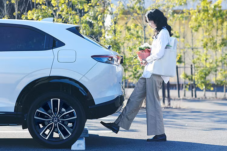 Tương tự như thế hệ cũ, Honda HR-V 2022 sẽ lắp ráp tại Thái Lan. Chính vì thế, sau khi ra mắt ở Thái Lan, HR-V thế hệ mới sẽ sớm được ra mắt tại thị trường Việt, khả năng là trong năm sau – 2022, sau khi Civic thế hệ mới được ra mắt. Tương tự như dòng Civic thế hệ mới, Honda HR-V thế hệ mới sẽ tiếp tục duy trì nhập khẩu trực tiếp từ Thái Lan.