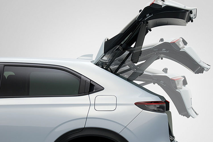 Tại thị trường Việt Nam, Honda HR-V thế hệ hiện tại là mẫu xe CUV hạng B khá kén khách trong phân khúc, vì giá bán cao hơn nhiều so với các đối thủ Hàn như Kia Seltos hay Hyundai Kona.