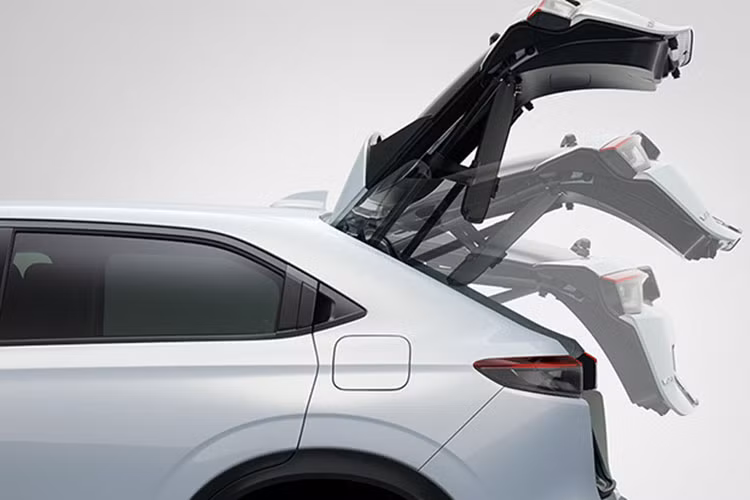 Tại thị trường Việt Nam, Honda HR-V thế hệ hiện tại là mẫu xe CUV hạng B khá kén khách trong phân khúc, vì giá bán cao hơn nhiều so với các đối thủ Hàn như Kia Seltos hay Hyundai Kona.