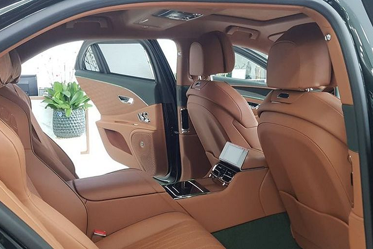 Đối với gói trang bị mang phong cách "Black Edition", toàn bộ chiếc xe siêu sang Bentley Flying Spur được phủ lên mình một màu đen huyền bí và cuốn hút. Bên cạnh nước sơn đen tuyền vốn có, tất cả các chi tiết mạ crome của xe từ mặt ca-lăng, ốp cản trước, mâm xe hay tới da nội thất cũng đều chỉ mang một màu đen.