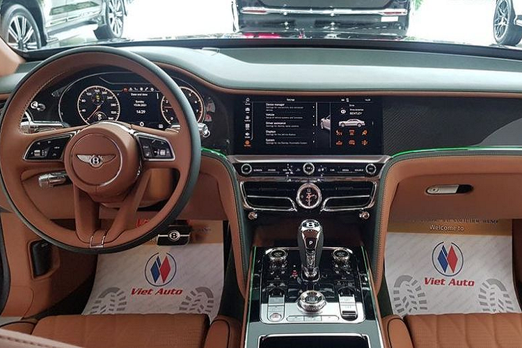 Nhờ phân bổ trọng lượng tốt hơn kết hợp hệ dẫn động AWD, Bentley Flying Spur và bản First Edition mới mang đến những chuyến đi êm ái và mượt mà hơn đáng kể, xe có thể tăng 60% lượng khí cho lò xo khí nén của hệ thống treo.