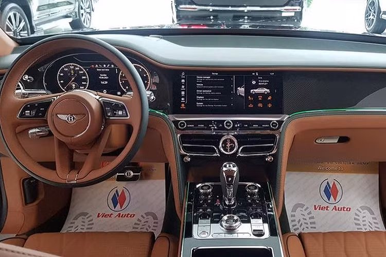 Nhờ phân bổ trọng lượng tốt hơn kết hợp hệ dẫn động AWD, Bentley Flying Spur và bản First Edition mới mang đến những chuyến đi êm ái và mượt mà hơn đáng kể, xe có thể tăng 60% lượng khí cho lò xo khí nén của hệ thống treo.