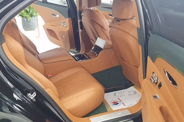 Đối với khoang nội thất, siêu phẩm Flying Spur First Edition này được tuỳ chọn tông màu nâu da bò kết hợp pha màu xám xanh đặc trưng và sang trọng. Ghế ngồi và cánh cửa của xe được khâu họa tiết hình kim cương.