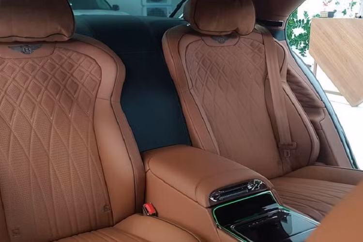 Một số trang bị nổi bật khác phải kể tới như các chi tiết ốp gỗ cao cấp màu đen piano và carbon, màn hình cảm ứng trung tâm 12,3 inch có thể ẩn sau táp-lô, hệ thống âm thanh 19 loa 2.200W từ thương hiệu high-ends Naim tích hợp bộ chuyển đổi âm bass trên ghế trước.