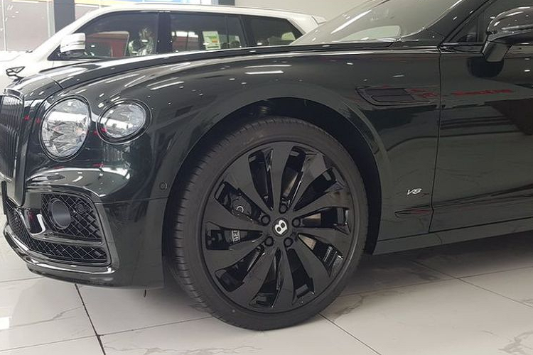 Ngoài ra, Flying Spur 2020 cũng được trang bị hệ thống phanh trước 420mm, lớn hơn so với đời cũ để phù hợp với sức mạnh mới của chiếc sedan siêu sang.