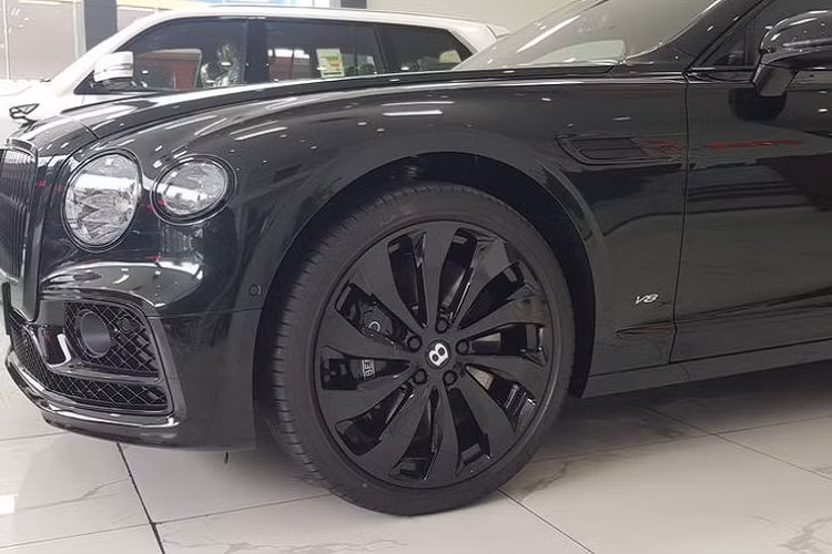 Ngoài ra, Flying Spur 2020 cũng được trang bị hệ thống phanh trước 420mm, lớn hơn so với đời cũ để phù hợp với sức mạnh mới của chiếc sedan siêu sang.