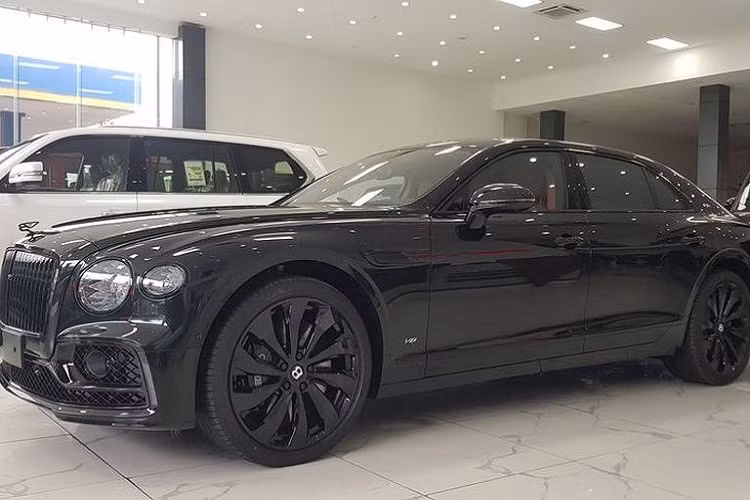 Một số trang bị nổi bật khác phải kể tới như các chi tiết ốp gỗ cao cấp màu đen piano và carbon, màn hình cảm ứng trung tâm 12,3 inch có thể ẩn sau táp-lô, hệ thống âm thanh 19 loa 2.200W từ thương hiệu high-ends Naim tích hợp bộ chuyển đổi âm bass trên ghế trước. Giá xe siêu sang Bentley mới nhất tại Việt Nam dành cho phiên bản Flying Spur First Edition 2021 dự kiến khoảng 30 tỷ đồng.