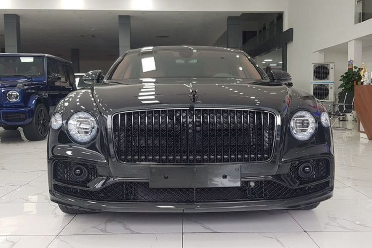 Ở thế hệ thứ ba, mẫu xe siêu sang Bentley Flying Spur nói chung hay bản First Edition nói riêng đã có sự thay đổi về kích thước với chiều dài, chiều rộng được gia tăng một chút so với đời cũ, nâng chiều dài tổng thể của xe đạt mức 5.304mm, chiều dài cơ sở 3.195mm (tăng 130mm).