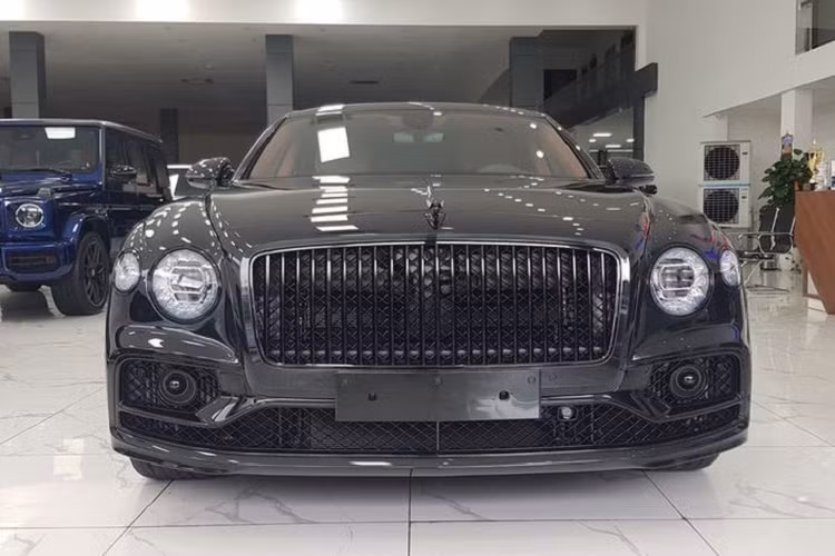 Ở thế hệ thứ ba, mẫu xe siêu sang Bentley Flying Spur nói chung hay bản First Edition nói riêng đã có sự thay đổi về kích thước với chiều dài, chiều rộng được gia tăng một chút so với đời cũ, nâng chiều dài tổng thể của xe đạt mức 5.304mm, chiều dài cơ sở 3.195mm (tăng 130mm).