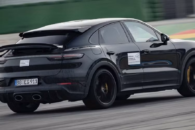 Theo chuyên trang Autocar, phiên bản Cayenne Coupe hiệu suất cao có khả năng chạy nước rút 0 - 100 km/h dao động trong khoảng 3.6 giây của Lamborghini Urus và 3.8 giây của Audi RS Q8.