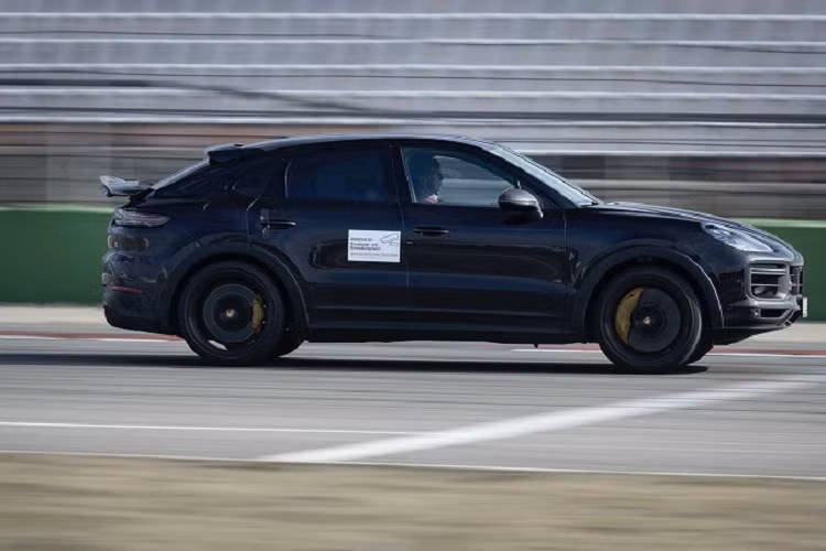 Về sức mạnh, phiên bản mới được giới thiệu như một chiếc Porsche Cayenne Turbo thể thao nhất từ trước đến nay. Với gói khí động học gồm các bộ phận trọng lượng nhẹ làm từ sợi carbon, động cơ tăng áp kép V8 nâng cấp cùng các ống dẫn khí lớn hơn giúp tối ưu hiệu quả làm mát; chiếc xe có công suất tối đa lên đến 631 mã lực. Con số này mặc dù vẫn thấp hơn mức 671 mã lực của người anh em Turbo S E-Hybrid, nhưng chỉ kém 10 mã lực so với đối thủ là Lamborghini Urus