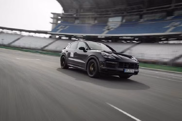 Đã hơn 2 năm kể từ khi Porsche trình làng Cayenne Coupe và chỉ còn vài tuần nữa là các phiên bản mới sẽ đồng loạt ra mắt thị trường. Trong đó, điều đáng chú ý là sự có mặt của một thành viên mới trong dòng sản phẩm Porsche Cayenne Coupe 2022 mới. Tên gọi của thành viên mới này vẫn chưa được tiết lộ, nhưng nó sẽ cùng “sánh vai” với phiên bản Cayenne Turbo Coupe mạnh 542 mã lực trên thị trường trong thời gian tới.