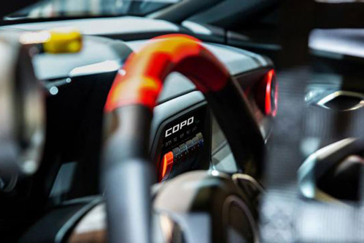 Động cơ V8 Big Block dung tích 9,4 lít được cấu tạo với một khối gang cùng nắp chính bốn bu lông, đầu nhôm, trục khuỷu bằng thép rèn, thanh kết nối bằng thép và piston bằng nhôm rèn. Giá xe Chevrolet COPO Camaro 2022 với động cơ cực khủng này được ấn định ở mức 105.500 Đô chưa bao gồm thuế, quyền sở hữu, giấy phép sử dụng và một số loại chi phí khác.