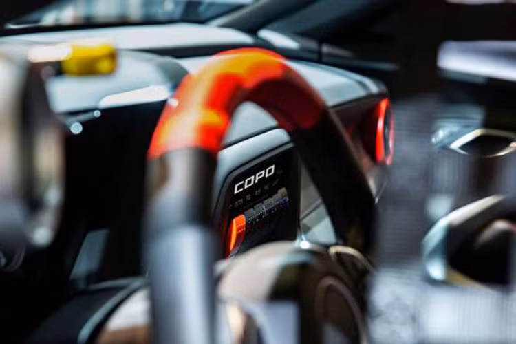 Động cơ V8 Big Block dung tích 9,4 lít được cấu tạo với một khối gang cùng nắp chính bốn bu lông, đầu nhôm, trục khuỷu bằng thép rèn, thanh kết nối bằng thép và piston bằng nhôm rèn. Giá xe Chevrolet COPO Camaro 2022 với động cơ cực khủng này được ấn định ở mức 105.500 Đô chưa bao gồm thuế, quyền sở hữu, giấy phép sử dụng và một số loại chi phí khác.