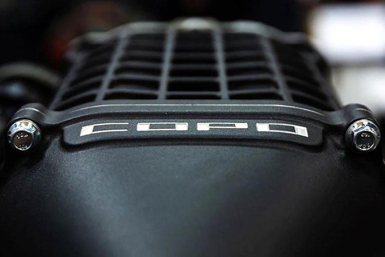 Ngoài ra, khách hàng vẫn có thể lựa chọn tùy chọn động cơ nhỏ hơn bao gồm động cơ V8 5,7 lít tăng áp có khả năng sản sinh công suất 580 mã lực hoặc tùy chọn động cơ V8 7,0 lít hút khí tự nhiên với công suất đầu ra ở mức 470 mã lực. Đối với tất cả các phiên bản động cơ, COPO Camaro 2022 đều được trang bị đi kèm với hộp số tự động ba cấp ATI Racing Products TH400.