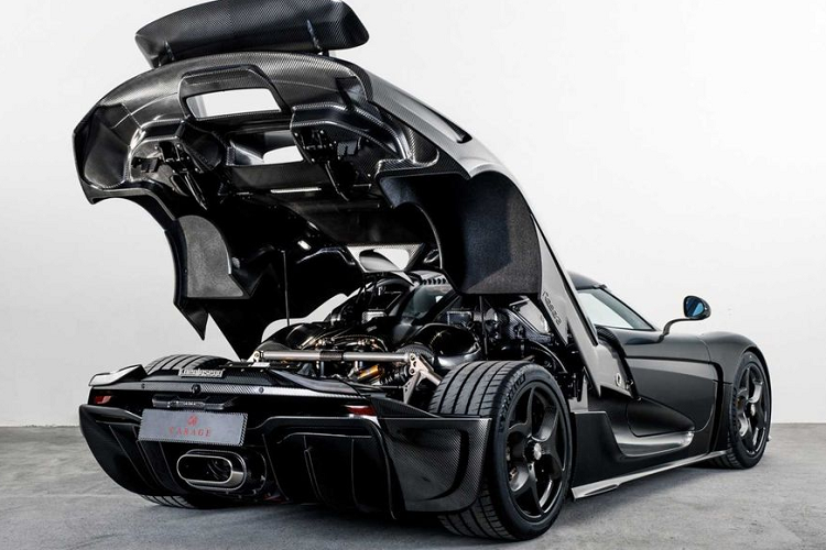 Bên cạnh cỗ máy hàng khủng, Koenigsegg Regera cũng sở hữu thiết kế vô cùng ấn tượng và nổi bật trong số đó là bộ cửa mở 180 độ đặc trưng, đây cũng chính là chi tiết khiến Regera không thể bị nhầm lẫn với các siêu xe thể thao khác.