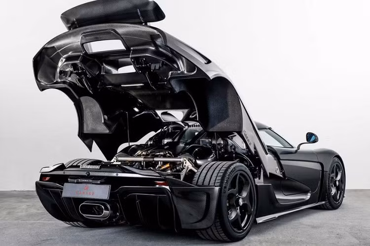 Bên cạnh cỗ máy hàng khủng, Koenigsegg Regera cũng sở hữu thiết kế vô cùng ấn tượng và nổi bật trong số đó là bộ cửa mở 180 độ đặc trưng, đây cũng chính là chi tiết khiến Regera không thể bị nhầm lẫn với các siêu xe thể thao khác.